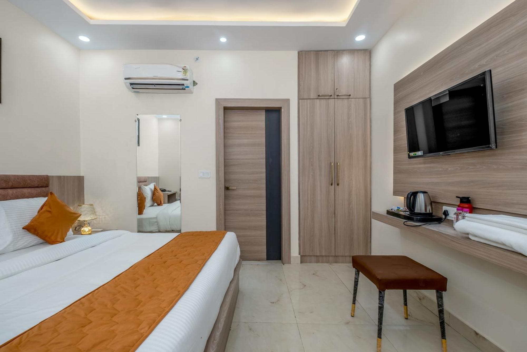 Hotel Sudarshan Ayodhya Bagian luar foto