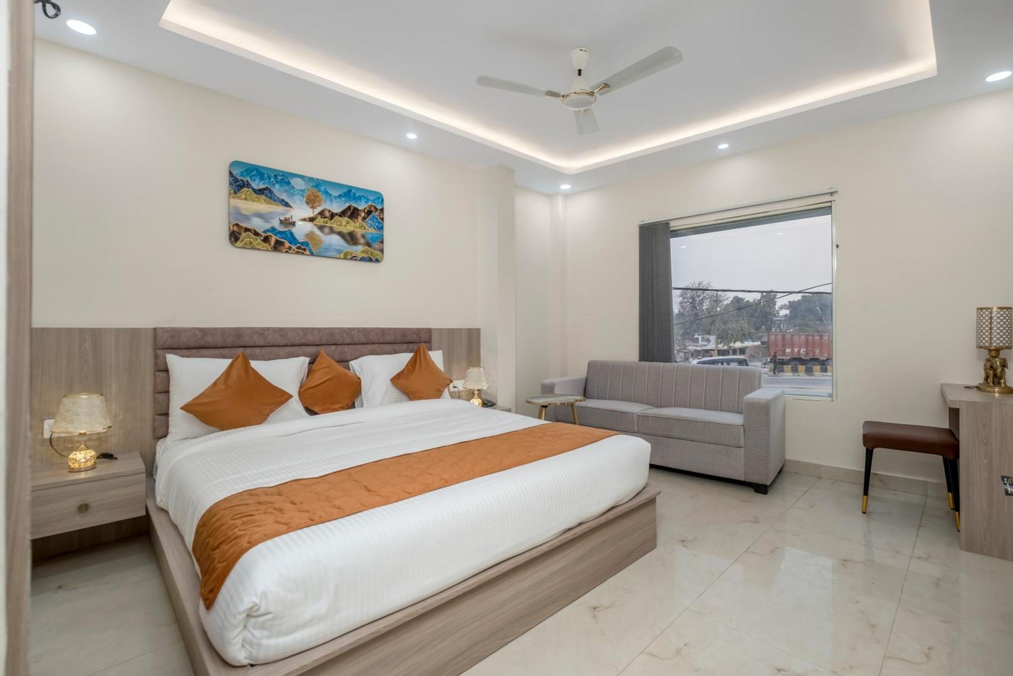 Hotel Sudarshan Ayodhya Bagian luar foto